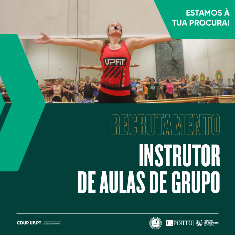 Instrutora de fitness com os braços abertos a demonstrar a realização correta de um exercício numa aula de grupo de Zumba.