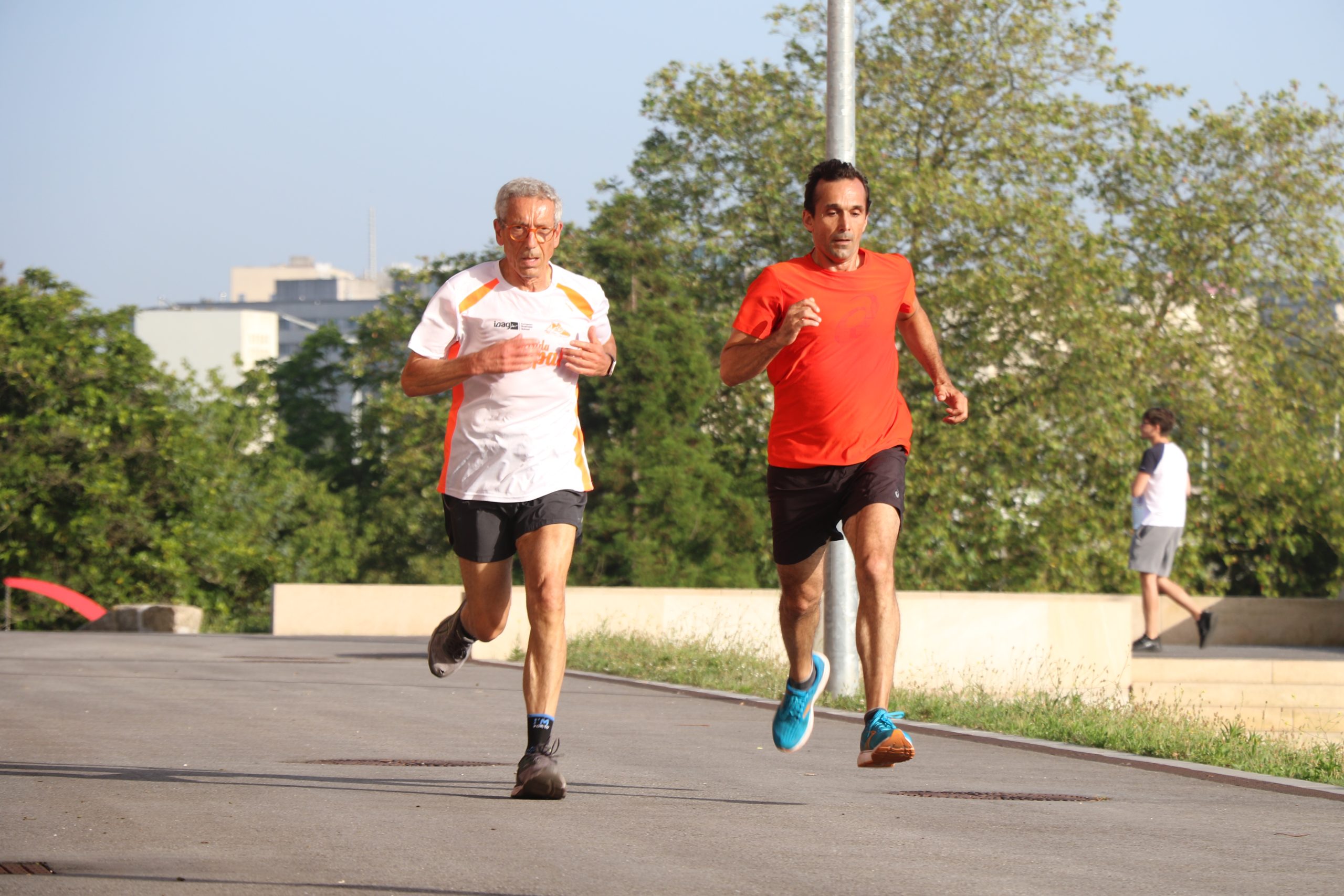 Dois homens a correr ao ar livre.
