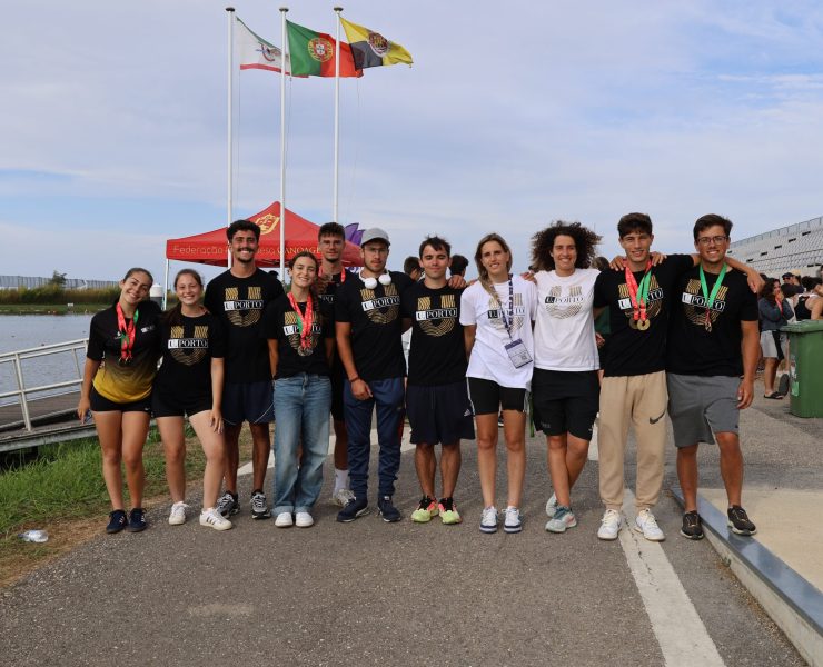 9 estudantes-atletas em fila. 3 mulheres e 6 homens acompanhados por 2 oficiais, 1 treinadora e 1 oficial.